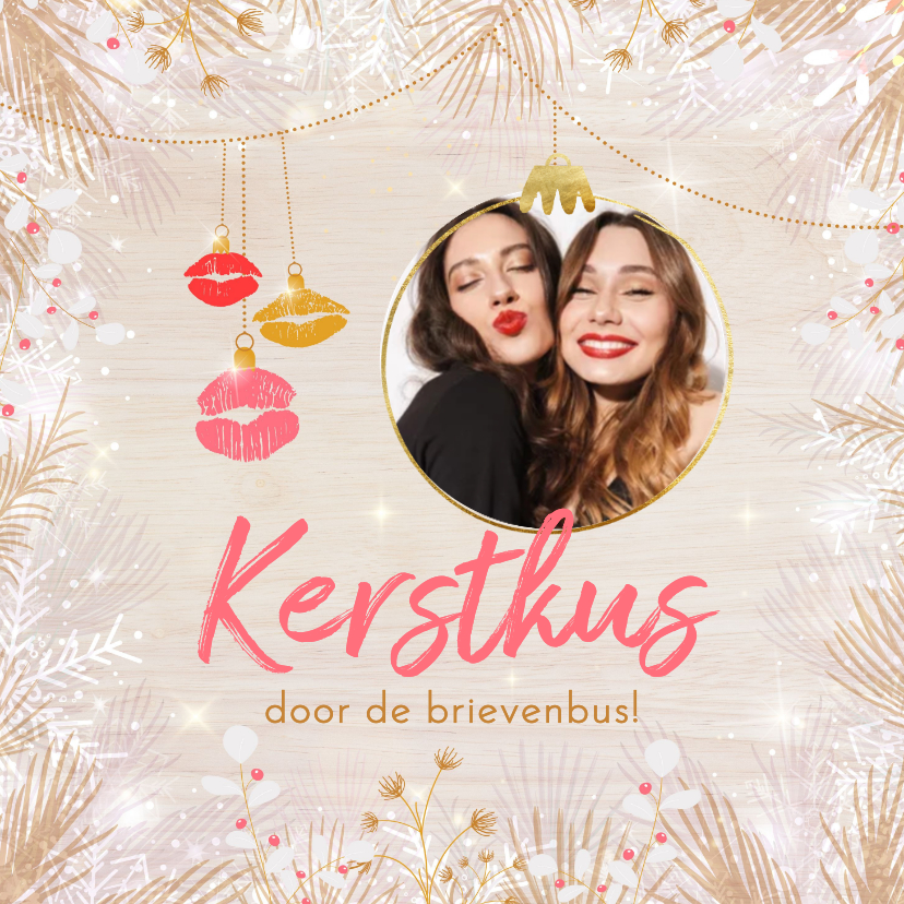 Kerstkaarten - Hippe kerstkaart kus door de brievenbus eigen foto houtlook