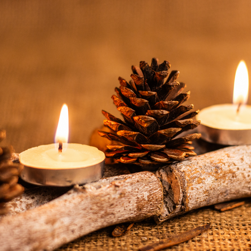 Kerstkaarten - Kerstkaart met kaarsen dennenappels en houten stokje