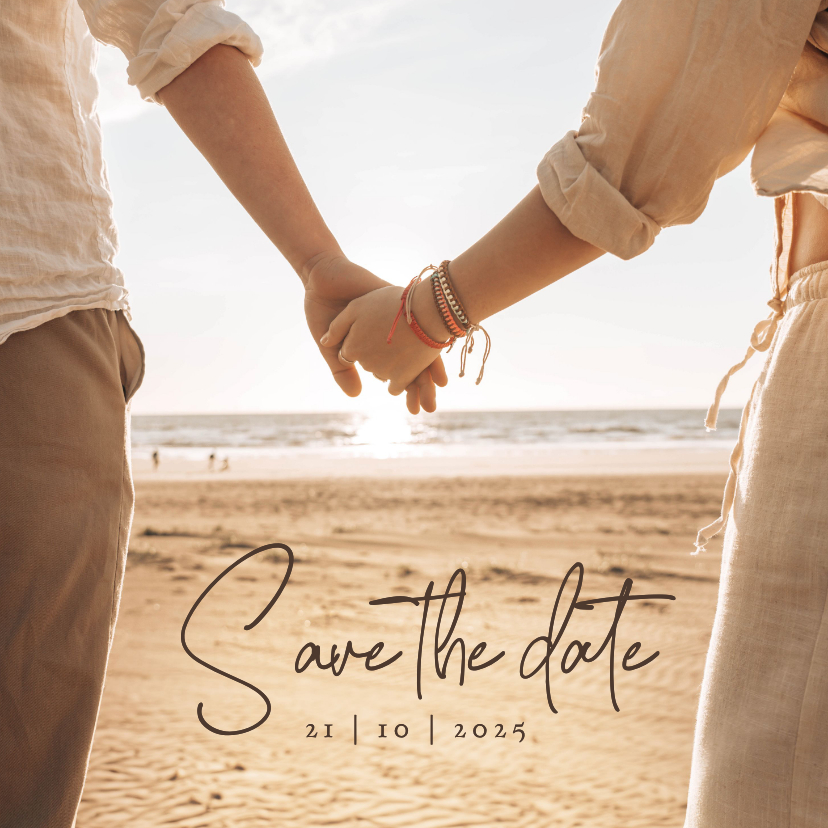 Trouwkaarten - Trouwkaart save the date foto strand hand in hand