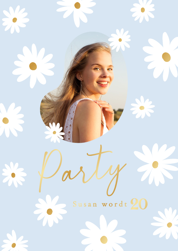 Uitnodigingen - Uitnodiging party lichtblauw met bloemetjes en goud