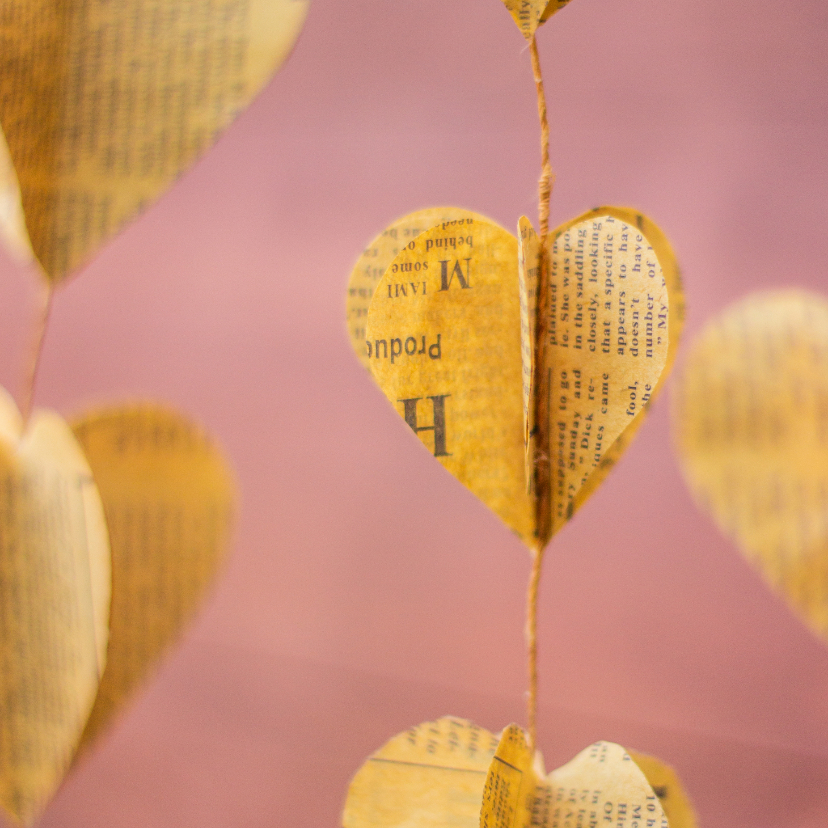 Valentijnskaarten - Valentijnskaart met een slinger gemaakt van papieren hartjes