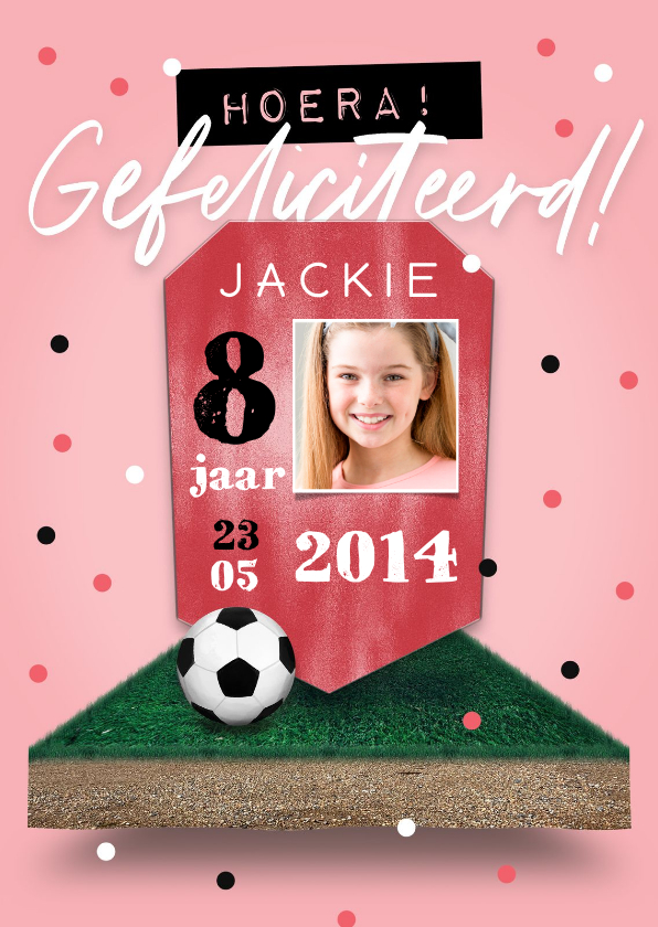 Verjaardagskaarten - Verjaardagskaart voetbal voetbalveld meisje confetti score