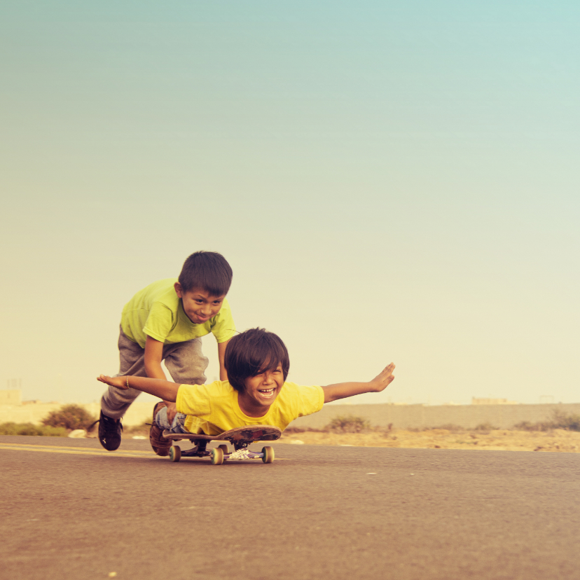 Wenskaarten - Vriendschapskaart met twee jongetjes en een skateboard