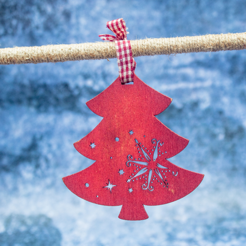 Scheiding Zijn bekend inspanning Kerstkaart met rode kerstboom hangend aan een | Kaartje2go